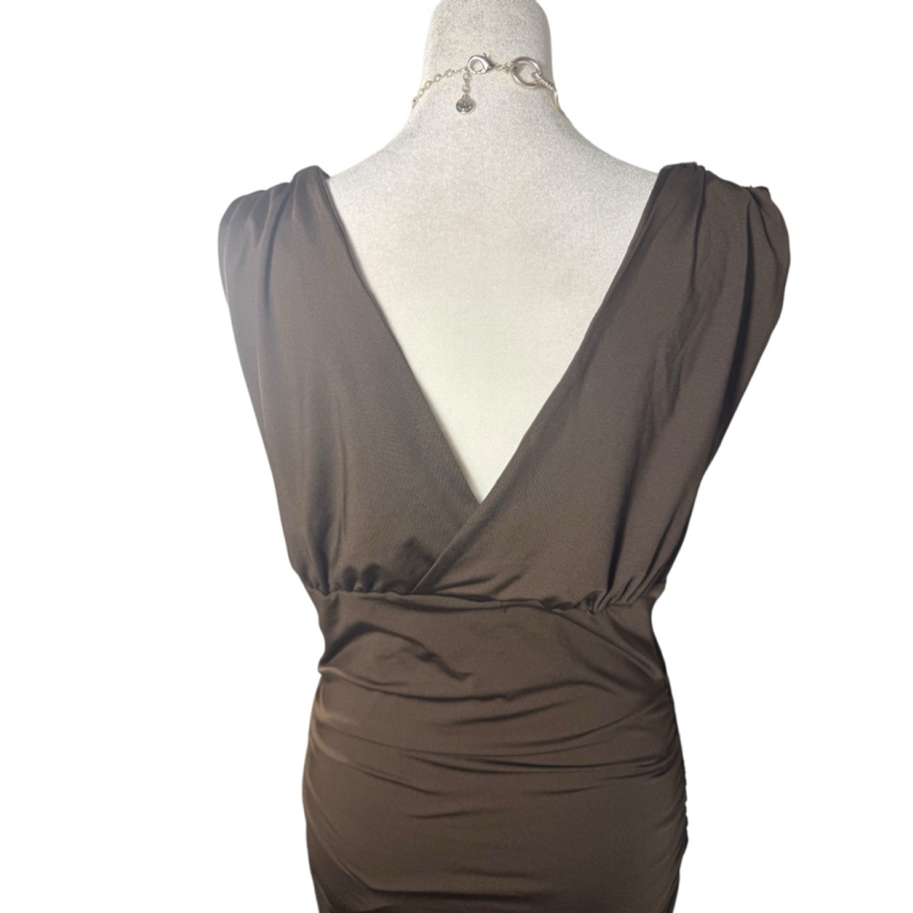 Size L LYANER Chocolate Brown Ruched V-Neck Sleeveless Form-Fitting Midi Dress - Picture 6 of 7